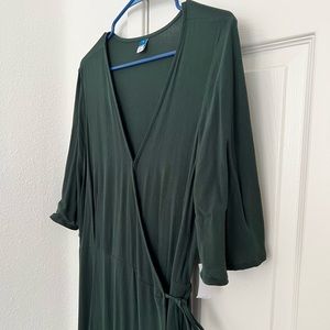 Waist-Defined Flutter-Sleeve Midi Wrap Dress in Dark Green